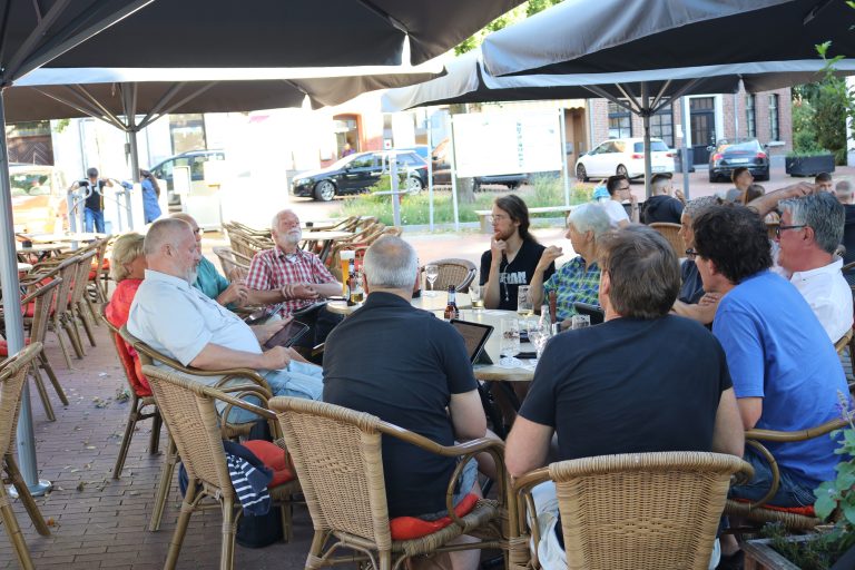 Fraktionssitzung auf dem Markt