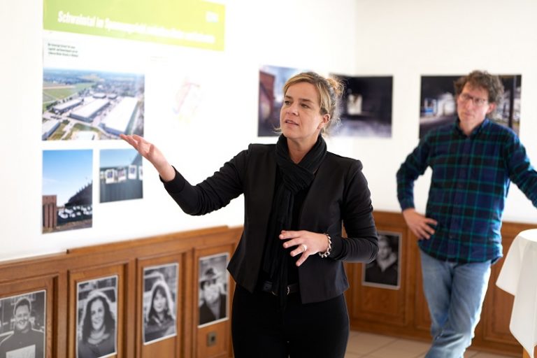 Mona Neubaur im stürmischen Schwalmtal