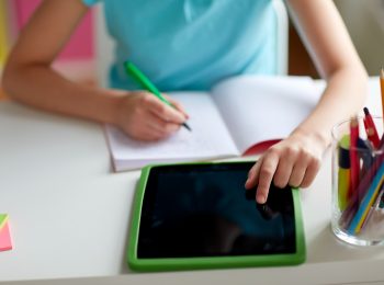 Schulkind mit Tablet